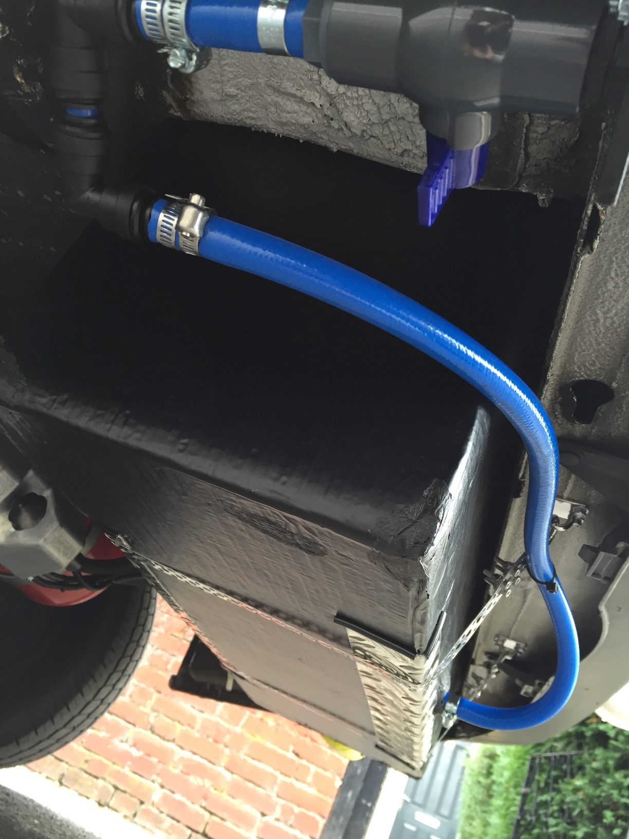 Fresh water tank hose connection