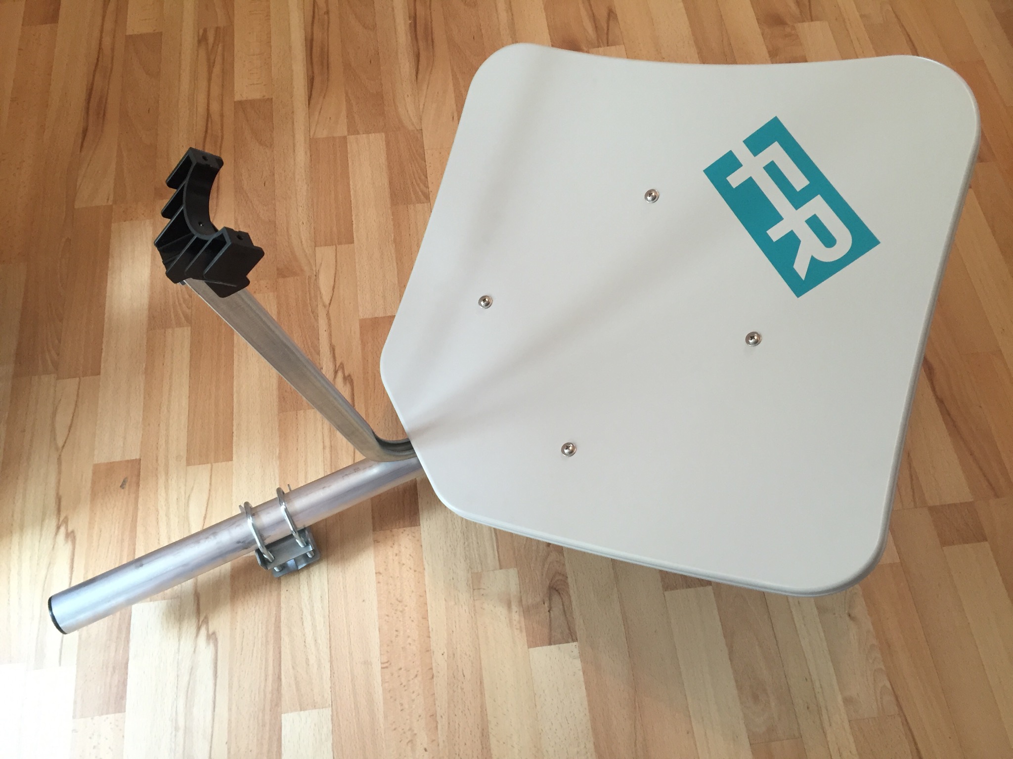 Fracarro Penta digit 68cm dish, mast and clamp