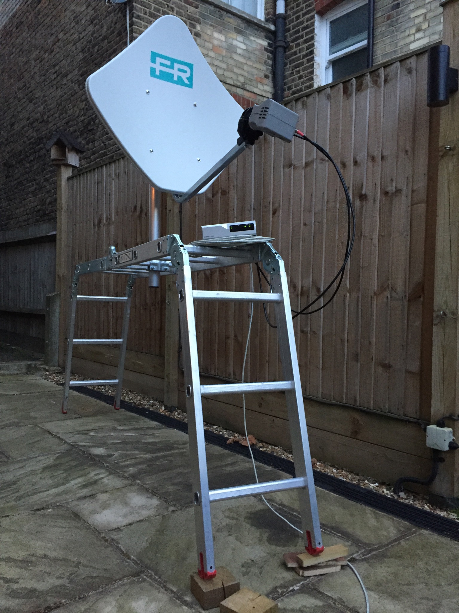 Antenna and modem on the make-shift test bench